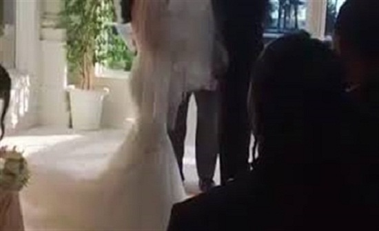 بالفيديو.. موقف محرج لعريس يرفع الوشاح الأبيض عن وجه عروسه بالفيديو.. موقف محرج لعريس يرفع الوشاح الأبيض عن وجه عروسه