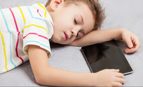 الأجهزة الذكية تسرق أطفال الأردن الأجهزة الذكية تسرق أطفال الأردن