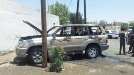 سعودية متنكرة بزي رجالي تحرق سيارة زوجها سعودية متنكرة بزي رجالي تحرق سيارة زوجها