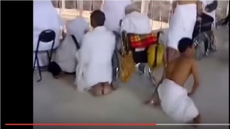 بالفيديو.. حاج مبتور القدمين يطوف على يد واحدة يثير دهشة الحجاج بالفيديو.. حاج مبتور القدمين يطوف على يد واحدة يثير دهشة الحجاج