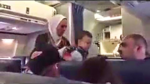 شاهد.. محجبة تتعرض للتمييز العنصري على متن طائرة أمريكية