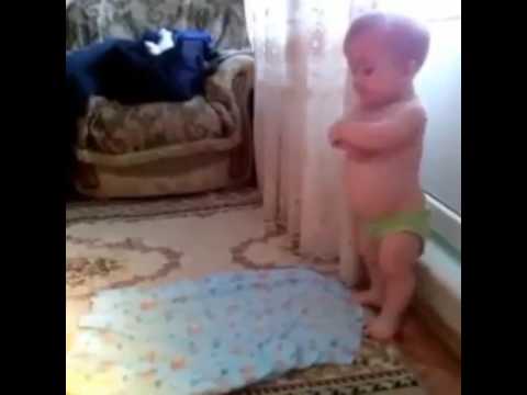 اصغر طفل يقيم الصلاة .. وهو لم يتكلم بعد " فيديو "