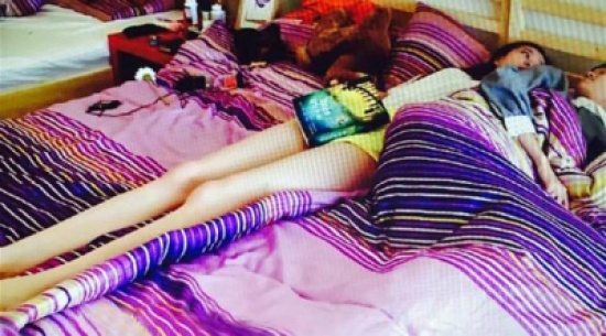 عارضة أزياء صينية طول قدميها فقط 114 سنتيمتراً