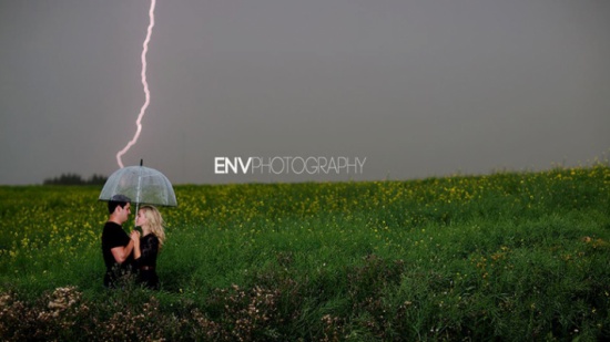 مصورة تلتقط صورة نادرة للبرق يضرب فوق رأس عاشقين في صور الخطوبة