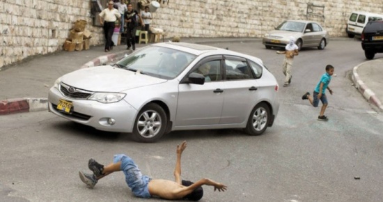 مستوطن يدهس فلسطينياً في الخليل ويلوذ بالفرار