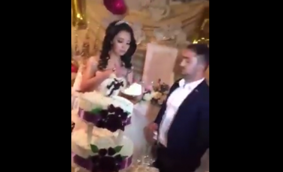بالفيديو - عريس يفاجئ العالم بتصرّفه الصادم في حفل الزفاف... شاهدوا ردّة فعل العروس