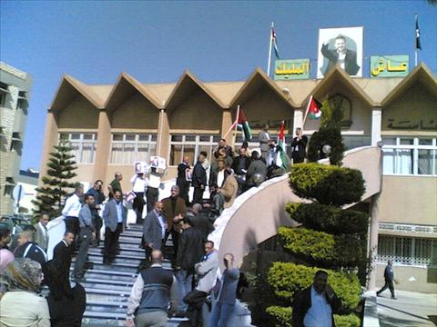 اساتذة في " اليرموك " يعتصمون ويمتنعون عن التدريس اساتذة في " اليرموك " يعتصمون ويمتنعون عن التدريس