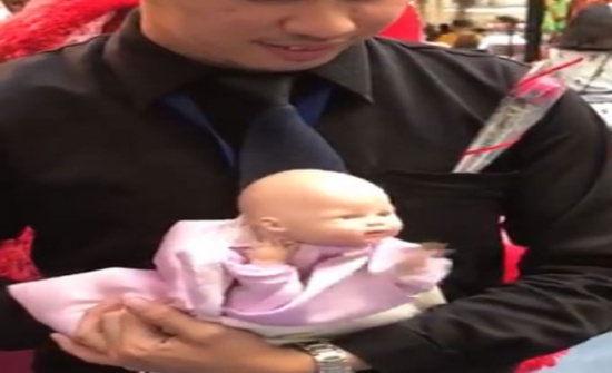 بالفيديو....دمية تقلد الأطفال تثير الاستغراب