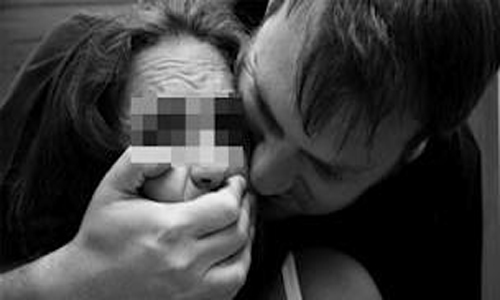 كوافير يقتل زبونة لسرقة مصوغاتها الذهبية