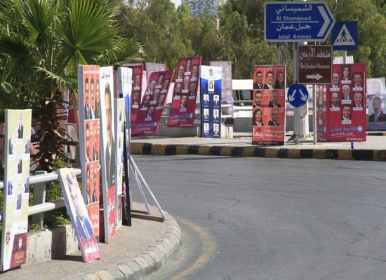 عمال الوطن والمرشحون يتسابقون على ازالة الدعاية الانتخابية