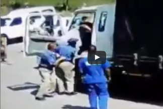 شاهد.. سيدة بدينة تحاول الصعود الى شاحنة.. شاهد كيف انتهى الامر!