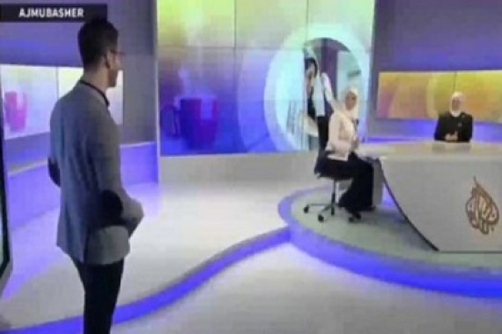 شاهد..  مذيعة تضع زميلها في ورطة عندما سألته عن الزوجة الثانية