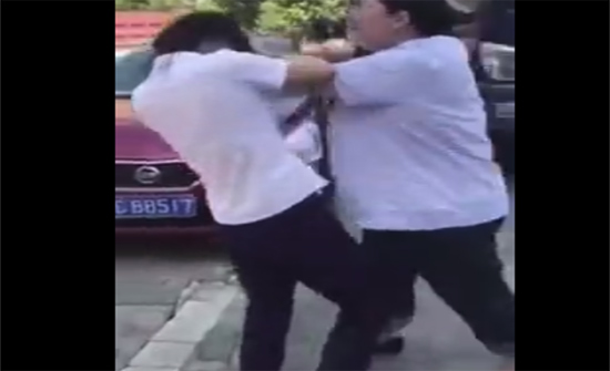 بالفيديو- الصين: شاهد ماذا فعلت امرأة مع عشيقة زوجها في الشارع