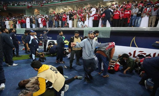 انهيار حاجز زجاجي في استاد جابر بالكويت وسقوط المشجعين!