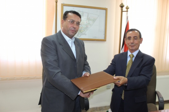 اتفاقية في "الطفيلة التقنية" لبناء أسوار وبوابات حول الجامعة اتفاقية في "الطفيلة التقنية" لبناء أسوار وبوابات حول الجامعة