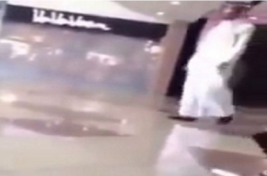 فيديو: في بلد عربي .. شاب حاول مغازلة فتيات .. والعقاب يأتي سريعاً فيديو: في بلد عربي .. شاب حاول مغازلة فتيات .. والعقاب يأتي سريعاً
