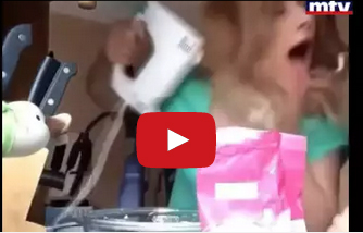 بالفيديو: مدّت لسانها للكاميرا فكانت النتيجة...