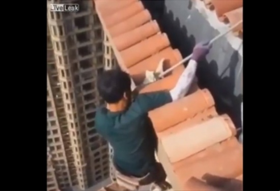 فيديو مرعب.. تعرفوا إلى صاحب أخطر مهنة في العالم!