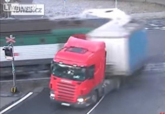 شاهد.. حوادث شاحنات مرعبة وثقتها كاميرات المراقبة