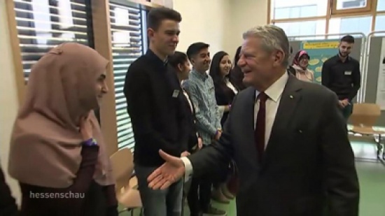 شاهد.. طالبة مسلمة ترفض مصافحة رئيس ألمانيا وتضعه في موقف محرج