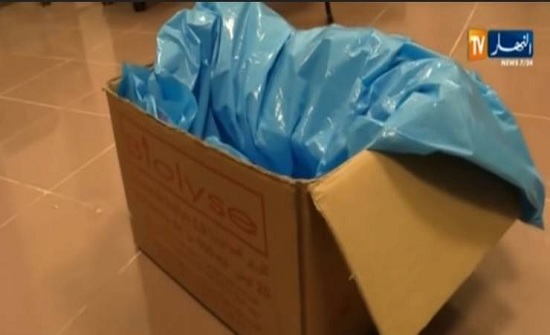 فيديو| طفل جزائري ميتاً في 'كرتونة' يفجر جدلاً واسعاً.. !