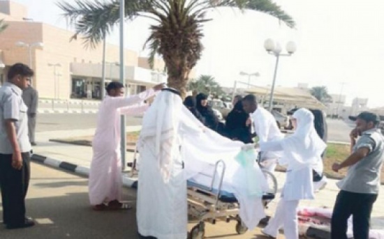 امرأة سعودية تلد على الرصيف امرأة سعودية تلد على الرصيف