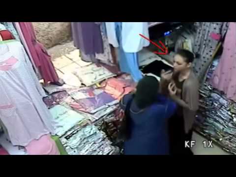 بالفيديو .. فتاة تسرق محلًا وتخفي النقود في حمالة صدرها