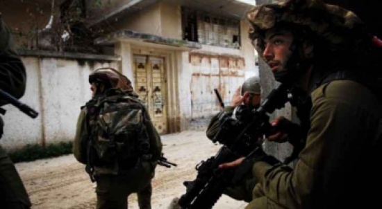 الاحتلال يداهم منازلًا بالقدس ويعتقل 4 مقدسيين