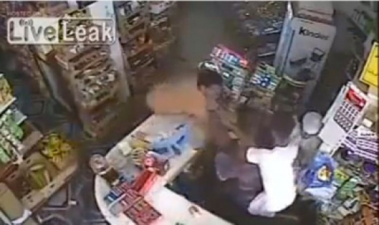 شاهد.. 3 لصوص يهاجمون صاحب متجر ويسرقونه