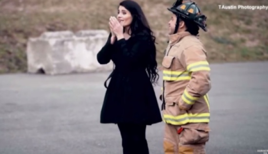 شاهد: رجل إطفاء يطلب يد حبيبته على طريقته الخاصة