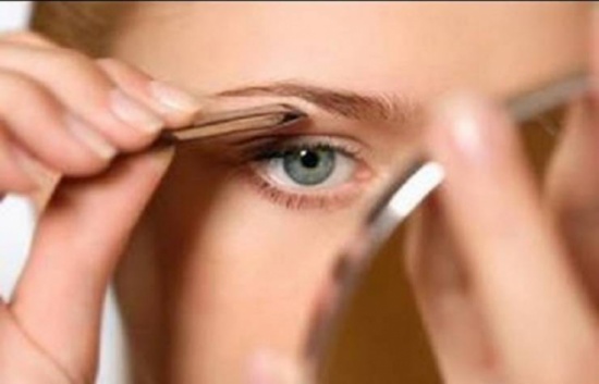 هل تعلمون لماذا لعن الله النامصة وما هو السبب !!