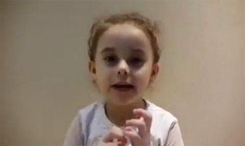 فيديو : طفلة فلسطينية تعبر عن صوت الانفجارات والحرب بطريقتها الخاصة ..