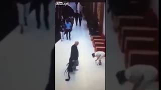 شاهد.. اعتداء سائح على عاملة نظافة بطريقة وحشية