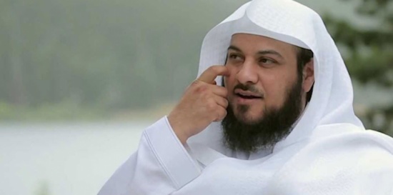 رغم الهجمة الشرسة عليه.. العريفي يغرد بإصرار: العباءة المزينة حرام