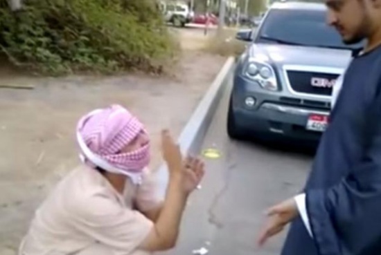 شاهد: ماذا حدث لشاب خليجي حاول المزاح مع صعيدي