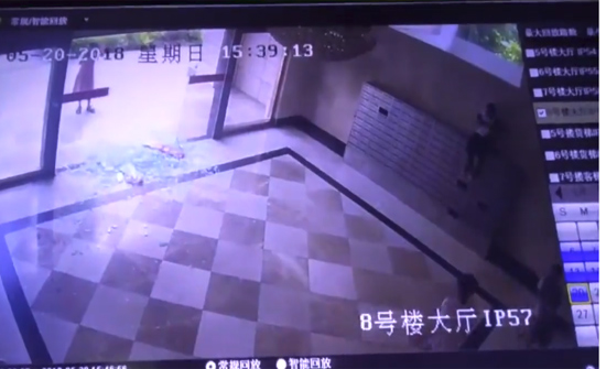 بالفيديو: لحظة انفجار باب زجاجي في وجه فتاة