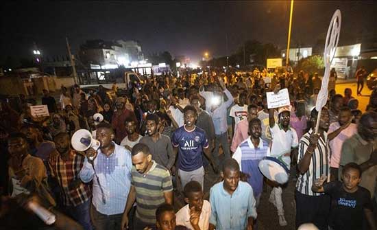السودان.. مظاهرات ليلية ودعوات للخروج في "مليونية" الإثنين السودان.. مظاهرات ليلية ودعوات للخروج في "مليونية" الإثنين