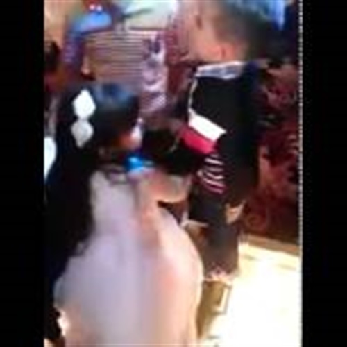 فيديو| خناقة أطفال على "فتاة" للرقص معها في فرح فيديو| خناقة أطفال على "فتاة" للرقص معها في فرح