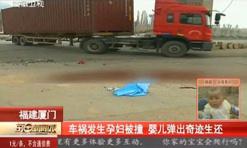 شاحنة تقتل سيدة حامل .. وجنينها ينجو بمعجزة