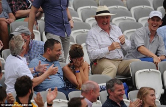 شاهد.. مشجعة تتعرض لموقف محرج أمام آلاف الجماهير