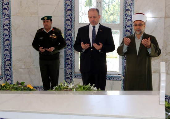 عدد من الامراء يزورون ضريح الملكة زين الشرف