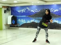 شاهد.. فتاة لبنانية محجبة راقصة تثير الجدل وتؤكد: سأرقص ولن أخلع حجابي!