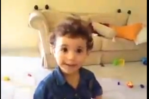 ردة فعل طفلة تريد الخروج !