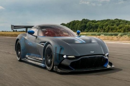 شاهد.. سيارة بريطانية فارهة تحرق عجلاتها بطريقة مثيرة