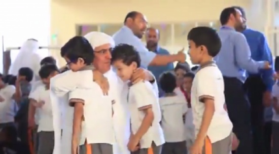 شاهد.. مدير يودع طلاب مدرسته باحتضانهم