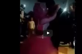عريس يفشل في حمل عروسه ويسقط فوقها بشكل مضحك