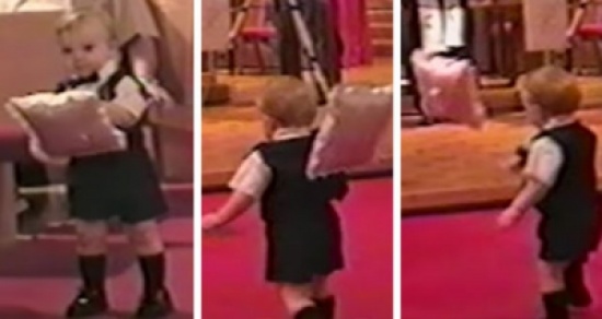شاهد: طفل صغير يخطف الأضواء في حفل زفاف