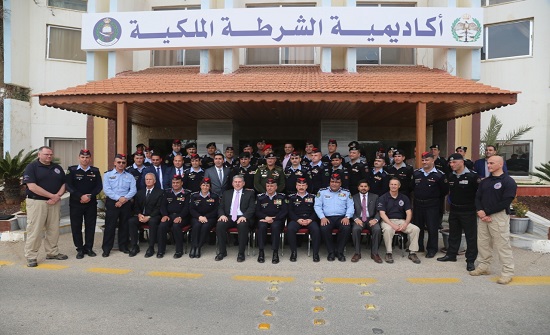 تخريج دورة اعداد ضباط قيادة السرايا المنعقدة لمرتبات الأمن العام والشرطة النسائية وقوات الدرك تخريج دورة اعداد ضباط قيادة السرايا المنعقدة لمرتبات الأمن العام والشرطة النسائية وقوات الدرك