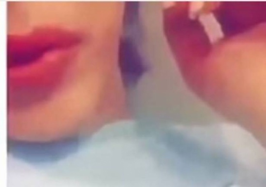 بالفيديو .. شرطي سير يعطي دفتر المخالفات لحبيبته ! بالفيديو .. شرطي سير يعطي دفتر المخالفات لحبيبته !