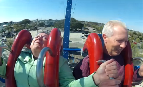 بالفيديو: رد فعل امرأة عجوز امريكية اصطحبها زوجها لركوب لعبة ملاهٍ خطيرة